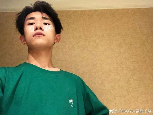 易烊千玺和王源的照片,青春偶像的时尚风采