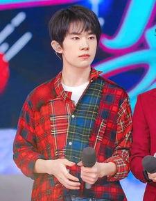 易烊千玺和王源的照片,青春偶像的时尚风采  第2张