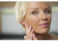 摸脸图片,探寻情感共鸣的瞬间  第2张