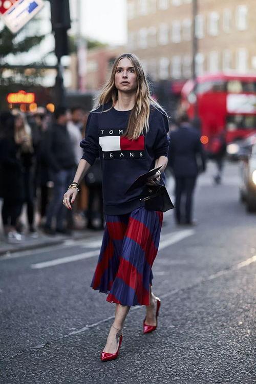 卫衣百褶裙搭配图片,打造街头潮流新主张  第2张